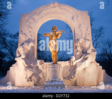 Johan Strauss memorial da Vienna Stadtpark in inverno al tramonto Foto Stock