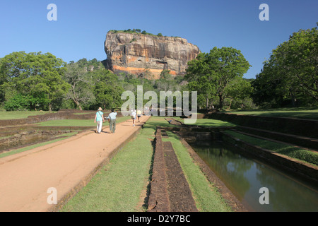 Dambulla, Sri Lanka, i visitatori nel loro cammino verso la Fortezza di Roccia di Sigiriya Foto Stock