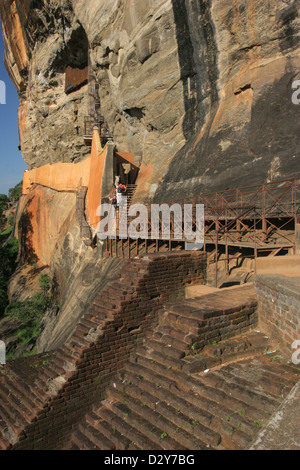 Dambulla, Sri Lanka, i visitatori nel loro cammino verso la Fortezza di Roccia di Sigiriya Foto Stock