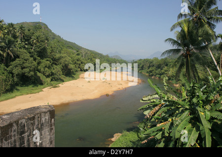 Kitulgala, Sri Lanka, il fiume Kelani, location del film, il Ponte sul Fiume Kwai- Foto Stock