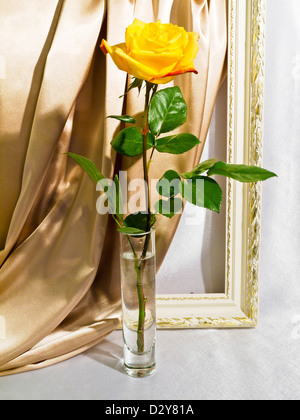 Composizione di cartoncini bianchi in cornici con spazio di copia e  decorazioni su muro di mattoni Foto stock - Alamy