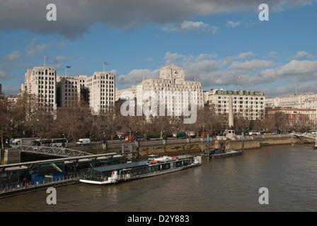Edifici lungo argine del fiume Tamigi, Londra, Inghilterra Foto Stock