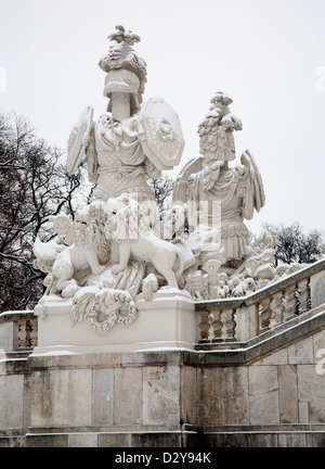 Vienna - Gloriette nel Palazzo di Schonbrunn e statua di tutori in inverno Foto Stock