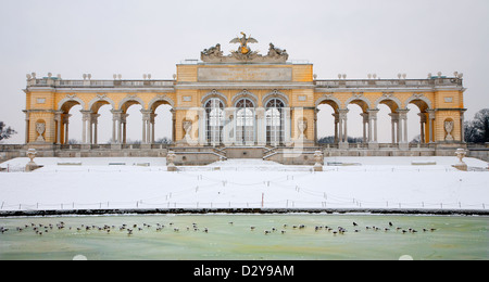 Vienna - Gloriette dal Palazzo di Schonbrunn in inverno Foto Stock