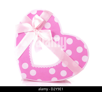 Immagine di un bel colore rosa a forma di cuore dono-box isolati su sfondo bianco, romantico presente con nastro decorativo bow Foto Stock