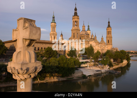 Croce sul Puente de Piedra Basilica Cattedrale della Madonna del Pilastro Fiume Ebro ZARAGOZA Aragona Spagna Foto Stock