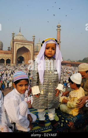 Ultimo giorno del Ramadan al Jama Masjid nella vecchia Delhi. Padre e figli celebrare subito dopo il Ramadan terminato Foto Stock