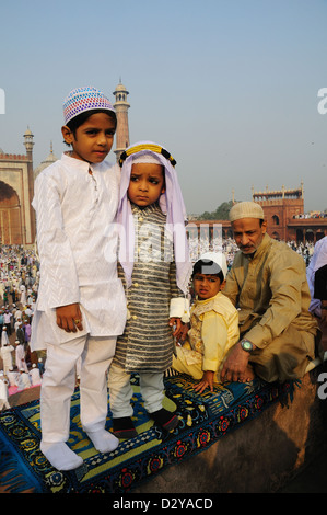 Ultimo giorno del Ramadan al Jama Masjid nella vecchia Delhi. Padre e figli celebrare subito dopo il Ramadan terminato Foto Stock