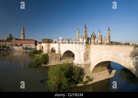 PUENTE de Piedra Basilica Cattedrale della Madonna del Pilastro ZARAGOZA Aragona Spagna Foto Stock