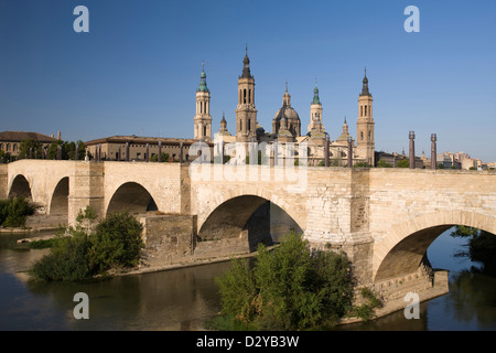 PUENTE de Piedra Basilica Cattedrale della Madonna del Pilastro ZARAGOZA Aragona Spagna Foto Stock