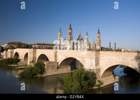 PUENTE de Piedra Basilica Cattedrale della Madonna del Pilastro ZARAGOZA Aragona Spagna Foto Stock