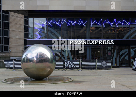 Pizza Express ristorante nel centro della città di Sheffield, con sfera in acciaio artwork al di fuori Foto Stock