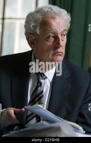 Tam Dalyell, è un partito laburista britannico politico che è stato un membro del Parlamento (MP) in House of Commons dal 1962 al 2005 Foto Stock