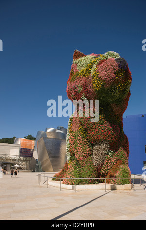 Topiaria da cucciolo scultura (©Jeff Koons 1994) Guggenheim Museum di arte moderna (©Frank Gehry 1997) Bilbao Basque Country Spagna Foto Stock