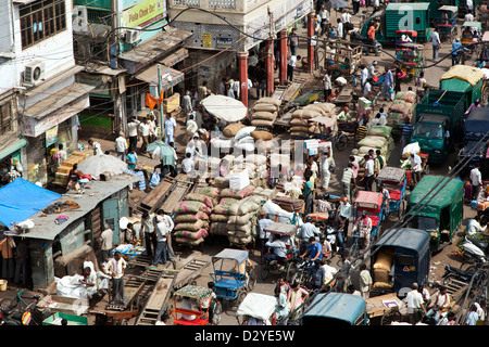 Strada trafficata, Vecchia Delhi, India Foto Stock