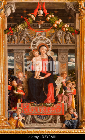 VERONA - gennaio 27: Dettaglio dell altare di legno - Pezzo Maesta della Virgine da Andrea Mantegena dagli anni 1457 - 1459 in basilica Foto Stock