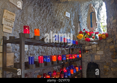 Santuario di San Giuda, Chiesa cattolica di nostra Signora di Guadalupe, New Orleans, Louisana, interiore, con candele di preghiera Foto Stock