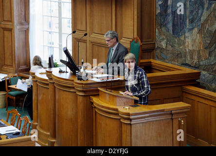 Un partecipante al Parlamento danese della gioventù chiede una domanda dal rostro del Folketing che sarà risposto dal ministro della fiscalità Holger K. Nielsen. Il Parlamento danese dei giovani si tiene ogni due anni dal Parlamento danese. I 179 seggi sono presi da studenti secondari danesi, di grado 8 e 9, invitati a diventare politici per un giorno. L'obiettivo è quello di introdurre le regole su cui si basa la democrazia, al fine di migliorare la comprensione dei processi che portano alle decisioni democratiche e di comprendere l'interazione tra i processi decisionali democratici. Foto Stock