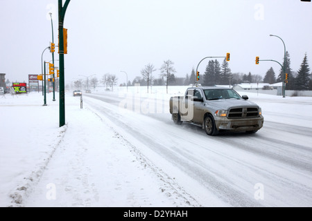 Le vetture che viaggiano lungo la 8th street in condizioni di blizzard Saskatoon Saskatchewan Canada Foto Stock