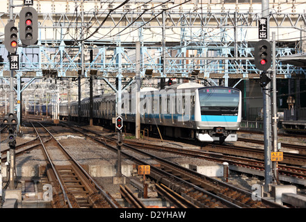 Yokohama, Giappone, il treno lascia la stazione di Foto Stock