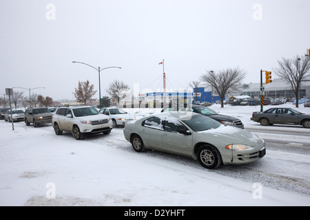 Vetture in ingorghi di traffico che viaggia lungo 8th street Saskatoon Saskatchewan Canada Foto Stock