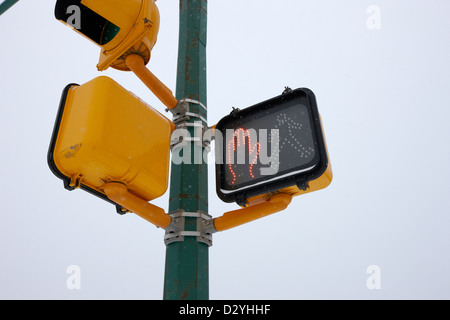 Crosswalk pedonale rosso Segnale di arresto nella neve Saskatoon Saskatchewan Canada Foto Stock