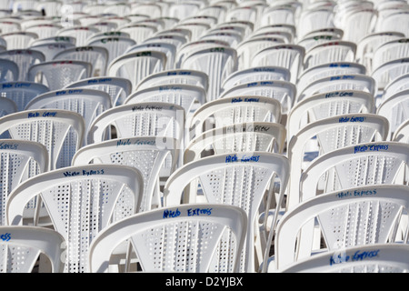 Sedie in plastica bianca schierate per una politica dei rally nella piazza della città Granada Nicaragua. Foto Stock