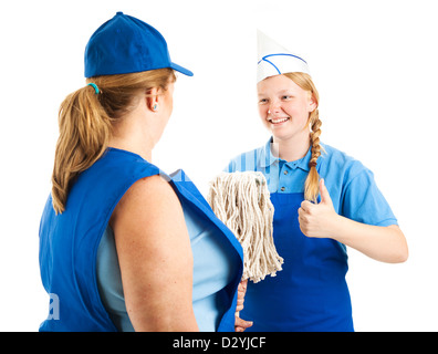 Lavoratore adolescente dà il pollice in alto segno come suo capo le mani di lei il mop. Isolato su bianco. Foto Stock