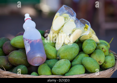 Green Mango per la vendita in corrispondenza di un lato della strada in stallo in Granada, Nicaragua. Si mangiano con la salsa e sale Foto Stock