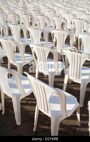 Sedie in plastica bianca schierate per una politica dei rally nella piazza della città Granada Nicaragua. Foto Stock