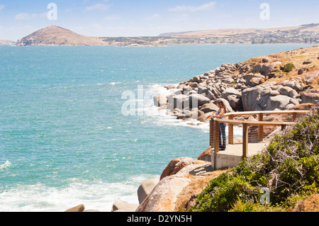 Giovani femmine turistico lungo il bordo di Granite Island, Sud Australia, nei pressi di Victor Harbor. Foto Stock