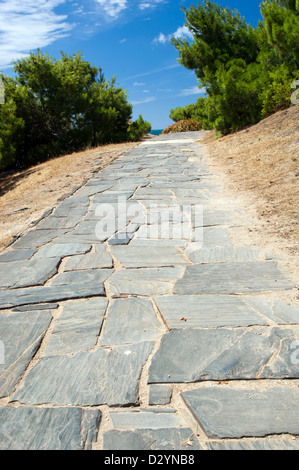 Sentiero in pietra di forme diverse che portano fino alla cima di una collina Foto Stock