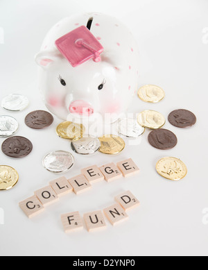 "College Fund' concetto. Scrabble lettere scrivi "College Fund' con fuori fuoco salvadanaio con tappo di graduazione e monete in Foto Stock