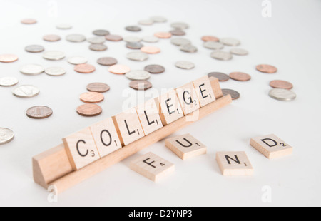 "College Fund' concetto. Scrabble lettere scrivi "College Fund' con fuori fuoco monete in background. Foto Stock