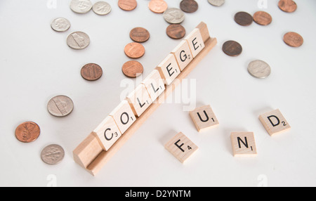 "College Fund' concetto. Scrabble lettere scrivi "College Fund' con fuori fuoco monete in background. Foto Stock