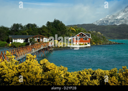 Hosteria Pehoe sul Lago Pehoe, Parco Nazionale Torres del Paine, Patagonia, Cile Foto Stock