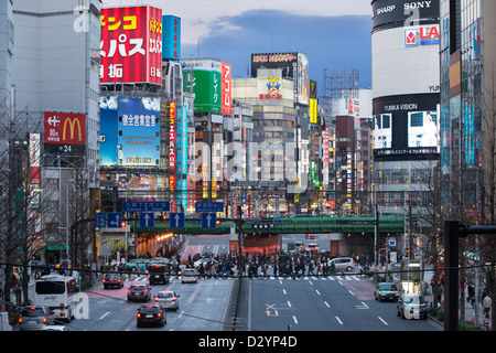 Yasukuni Shinjuku Dori in serata rivolta verso est in Shinjuku principale quartiere dello shopping Foto Stock