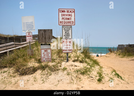 Foto di stock di ordinanza segni in una spiaggia di entrata con un oceano di distanza, non il divertimento a tutti, assolutamente non. Foto Stock