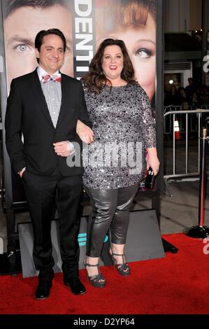 Melissa McCarthy, Ben Falcone presso gli arrivi per il ladro di identità Premiere, Regency Village Westwood Theatre, Los Angeles, CA 4 febbraio 2013. Foto di: Elizabeth Goodenough/Everett Collection Foto Stock