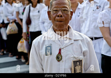 Mourner di fronte alla cremazione alla data della fine del re Norodom Sihanouk di cremazione,Phnom Penh,Cambogia,Lunedì 04 Febbraio, 2013. Foto Stock