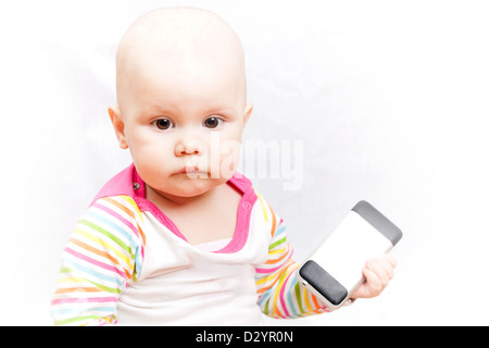 Little baby in casuale a strisce colorate abbigliamento detiene il telefono cellulare Foto Stock