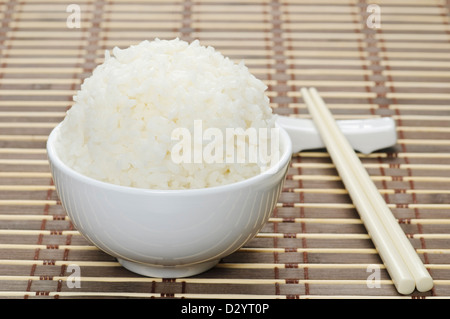 Bianco di riso cotto a vapore nel recipiente di ceramica Foto Stock