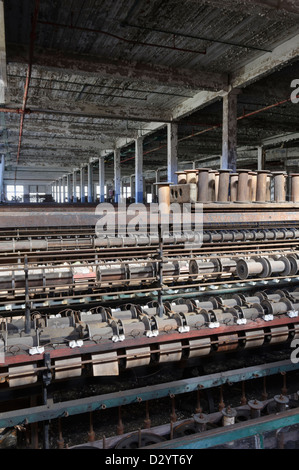 Mulino tessile macchinari siede arrestato in un vuoto di chiuse e abbandonate in fabbrica americana. Foto Stock
