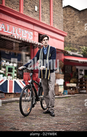 Uomo in piedi con la bicicletta elettrica, London, Regno Unito Foto Stock