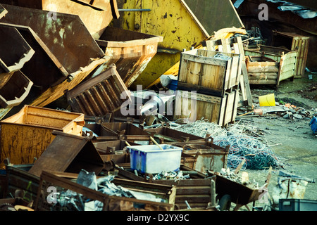 Garbage dump o junkyard con cassonetti industriali Foto Stock