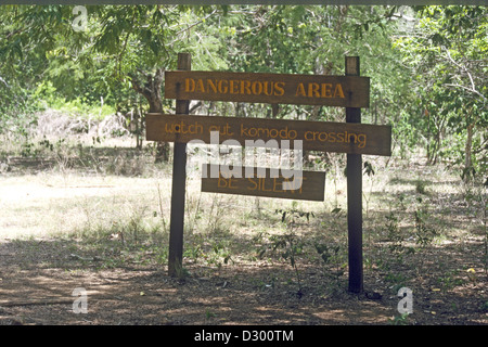 Drago di Komodo segno sulla isola di Komodo,dell Indonesia . Foto Stock