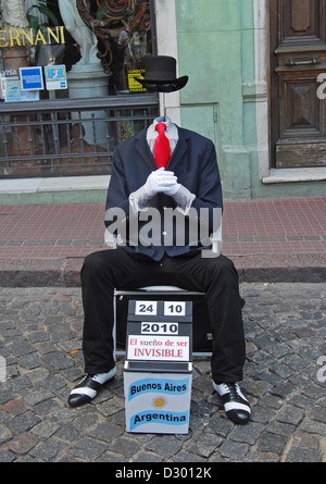 L'uomo invisibile, una strada performer di San Telmo sezione di Buenos Aires, Argentina. Foto Stock