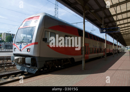 Un moderno treno lituano a due piani per passeggeri alla stazione ferroviaria di Vilnius, Lituania, Stati baltici Foto Stock