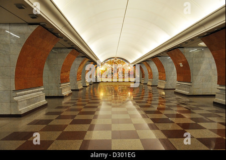 Mosca stazione della metropolitana Park Pobedy-con panno Grande Guerra Patriottica . Park Pobedy è la stazione più profonda a Mosca Foto Stock