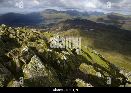 Vista dal vertice di Cnicht (il cavaliere) montagna, guardando verso Ovest. Snowdonia, il Galles del Nord. Foto Stock